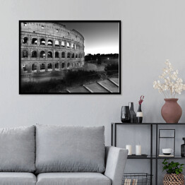 Plakat w ramie Widok w nocy na Koloseum, Rzym, Włochy w biało czarnych barwach