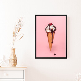 Obraz w ramie Rożek - lody z syropem czekoladowym na różowym tle