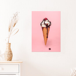 Plakat Rożek - lody z syropem czekoladowym na różowym tle