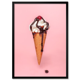 Plakat w ramie Rożek - lody z syropem czekoladowym na różowym tle