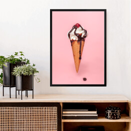 Obraz w ramie Rożek - lody z syropem czekoladowym na różowym tle