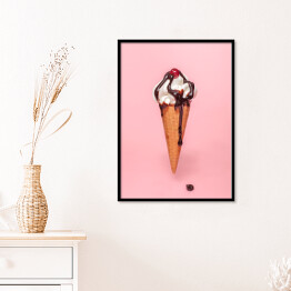 Plakat w ramie Rożek - lody z syropem czekoladowym na różowym tle