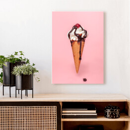 Obraz na płótnie Rożek - lody z syropem czekoladowym na różowym tle