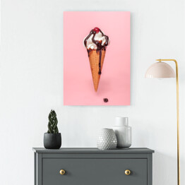 Obraz na płótnie Rożek - lody z syropem czekoladowym na różowym tle