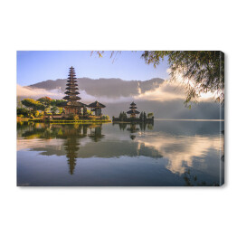 Góra, jezioro i świątynia w Bali, Indonezja
