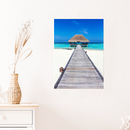 Plakat samoprzylepny Drewniany domek na tropikalnej plaży w słoneczny dzień