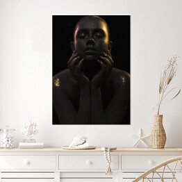 Plakat samoprzylepny Czarno złoty artystyczny portret kobiety z makijażem i manicure w stylu glamour