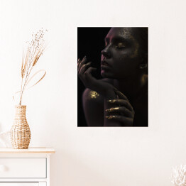Plakat samoprzylepny Kobieta w czerni. Artystyczny złoty makijaż oka