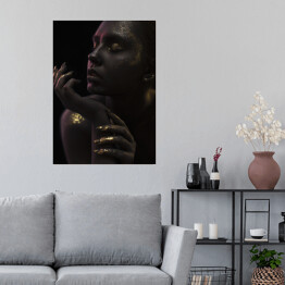 Plakat Kobieta w czerni. Artystyczny złoty makijaż oka