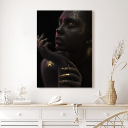 Obraz klasyczny Kobieta w czerni. Artystyczny złoty makijaż oka