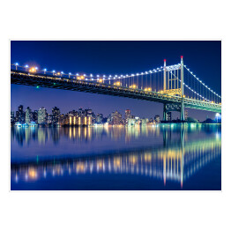 Plakat samoprzylepny Piękny widok w nocy z oświetleniem mostu Roberta F. Kennedy'ego na rzece East River w kierunku panoramy Nowego Jorku 
