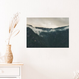 Plakat samoprzylepny Szare niebo nad mglistym lasem