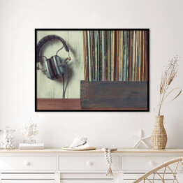 Plakat w ramie Stare płyty winylowe na szafie i słuchawki