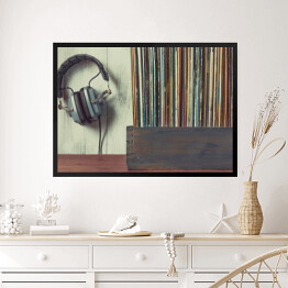 Obraz w ramie Stare płyty winylowe na szafie i słuchawki