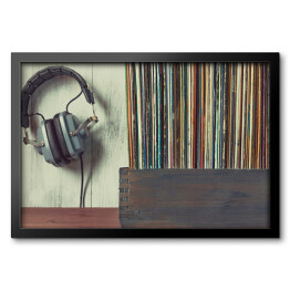 Obraz w ramie Stare płyty winylowe na szafie i słuchawki