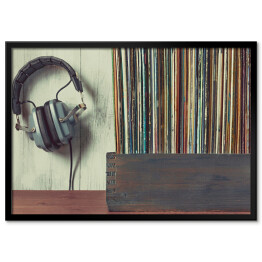 Plakat w ramie Stare płyty winylowe na szafie i słuchawki