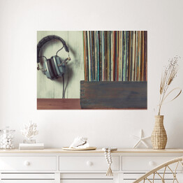 Plakat samoprzylepny Stare płyty winylowe na szafie i słuchawki