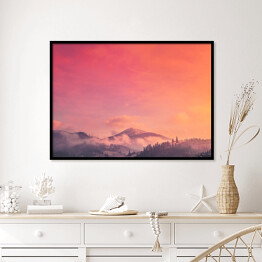 Plakat w ramie Śnieżna góra skąpana w pastelowym świetle podczas zachodu słońca