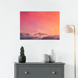 Plakat samoprzylepny Śnieżna góra skąpana w pastelowym świetle podczas zachodu słońca