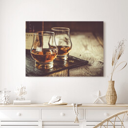 Obraz na płótnie Whisky z lodem w kieliszkach na rustykalnym tle