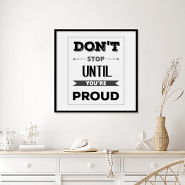 Plakat w ramie "Nie przestawaj dopóki nie będziesz dumny" - motywacyjny cytat w stylu retro