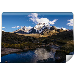 Fototapeta samoprzylepna Rzeka w Cordillera Vilcanota ze szczytem Ausangate, Peru, Ameryka Południowa