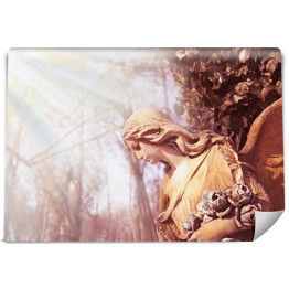 Złoty anioł w słońcu - antyczny posąg