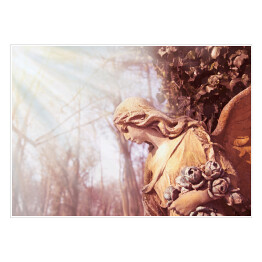 Złoty anioł w słońcu - antyczny posąg