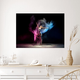 Plakat Kobieta tańcząca w kolorowej chmurze pyłu 
