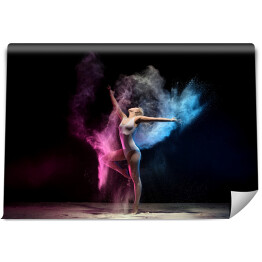 Fototapeta winylowa zmywalna Kobieta tańcząca w kolorowej chmurze pyłu 