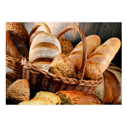 Chleby w koszykach na drewnianym stole