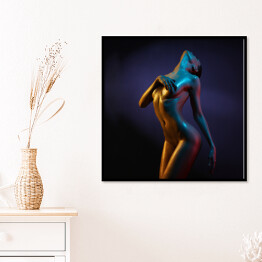 Plakat w ramie Elegancka modelka w złoto niebieskiej farbie