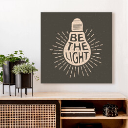 Obraz na płótnie "Bądź światłem" - motywacyjne hasło z żarówką