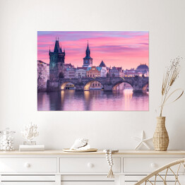 Plakat samoprzylepny Charles most w Pradze podczas zmierzchu z różowym niebem w tle