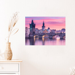 Plakat Charles most w Pradze podczas zmierzchu z różowym niebem w tle