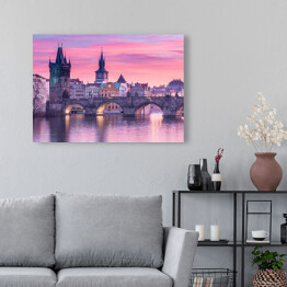 Obraz na płótnie Charles most w Pradze podczas zmierzchu z różowym niebem w tle