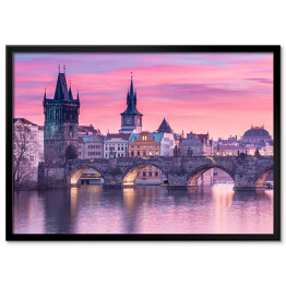Plakat w ramie Charles most w Pradze podczas zmierzchu z różowym niebem w tle