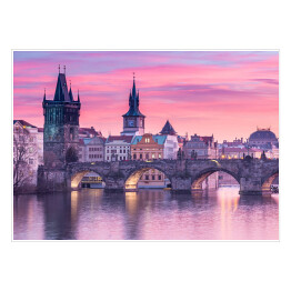 Plakat samoprzylepny Charles most w Pradze podczas zmierzchu z różowym niebem w tle