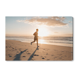 Mężczyzna biegnący rano wzdłuż plaży