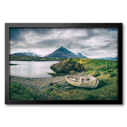 Obraz w ramie Islandia - opuszczona łódź przy jeziorze