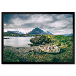 Plakat w ramie Islandia - opuszczona łódź przy jeziorze