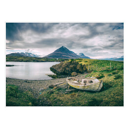 Plakat samoprzylepny Islandia - opuszczona łódź przy jeziorze