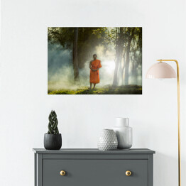 Plakat Mnich spacerujący w cichym lesie