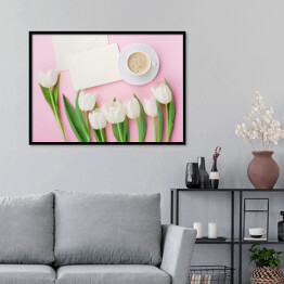 Plakat w ramie Kawy kubek, papierowa karta i wiosenny tulipan