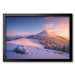 Obraz w ramie Zimowy krajobraz ze szczytem górskim