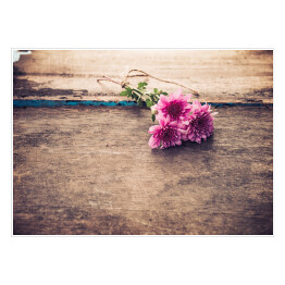 Plakat Bukiet różowych kwiatów na drewnianym stole