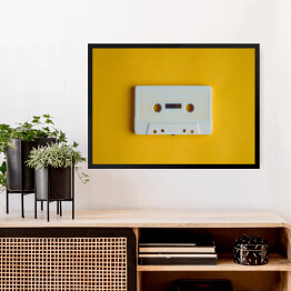 Obraz w ramie Stara biała kaseta na żółtym tle