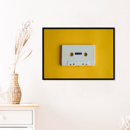 Plakat w ramie Stara biała kaseta na żółtym tle