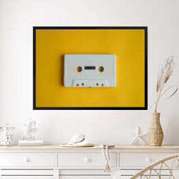 Obraz w ramie Stara biała kaseta na żółtym tle