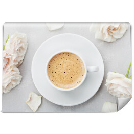Fototapeta Kubek z kawą i kwiaty na popielatym kamiennym stole